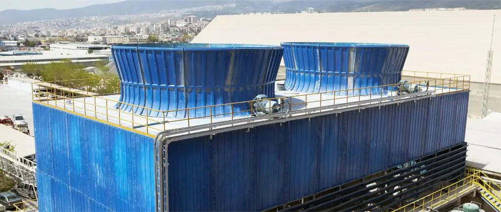 Torres de resfriamento azuis com plataforma de acesso e ventiladores